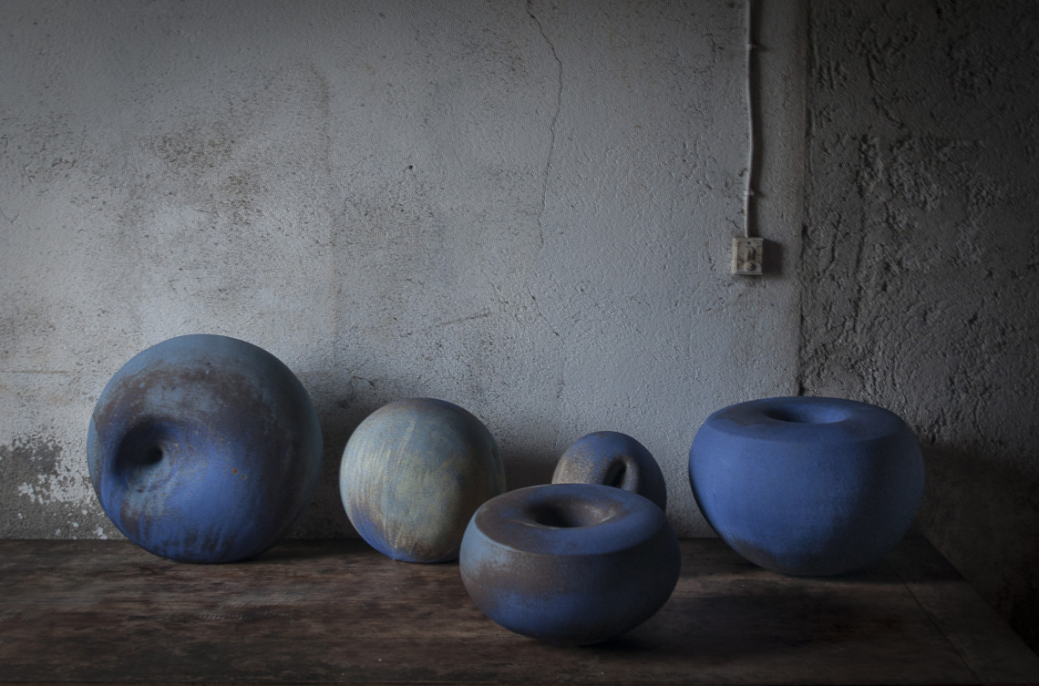 Ingrid Van Munster Céramiques bleues à l'atelier